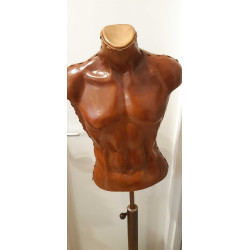 busto ornamentale di pelle creato in sartoria.