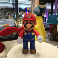 SUPER MARIO BROS STATUA